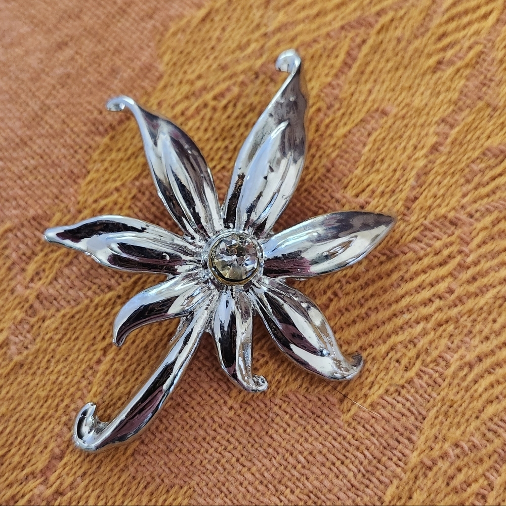 👉*VINTAGE* JAPANESE MAPLE LEAF BROOCH PIN ~SILVER TONE W/ CLEAR RHINESTONE